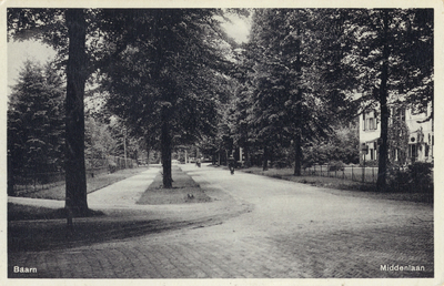 7398 Gezicht op de Middenlaan te Baarn uit het zuidoosten.N.B. De straatnaam Middenlaan is in 1937 gewijzigd in Julianalaan.